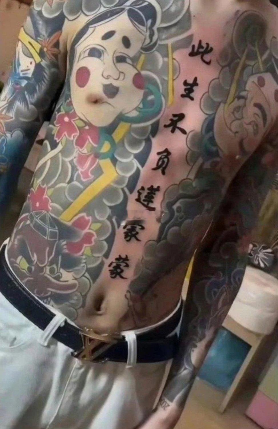 这个小伙儿以后想进厂，怕是很难通过面试。