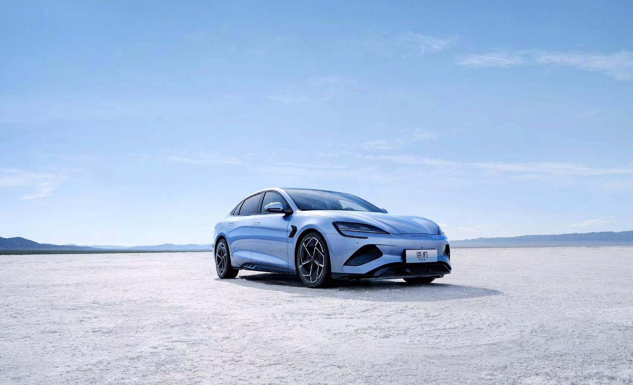 中型燃油轿车破防？比亚迪海豹EV荣耀版上市
价格：17.98-24.98万；
这