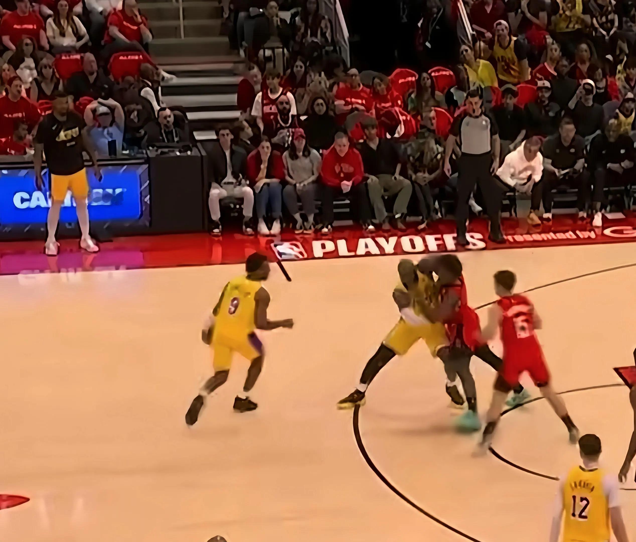 这时候的老詹能为儿子挡下坦克，不，是火箭！湖人vs火箭湖人3比0火箭