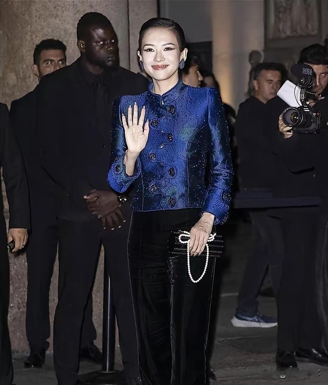 这张抓拍发生在巴黎时装周的秀场，当时正值凌晨三点，窗外细雨纷飞。章子怡身着一件全