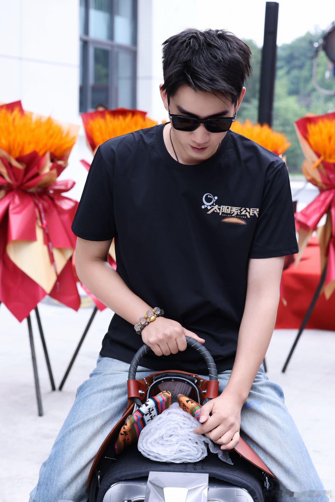 王子奇航天角色 扎根航天逐梦星河，许天驰延续家族理想，凭着不懈努力突破自我，成为