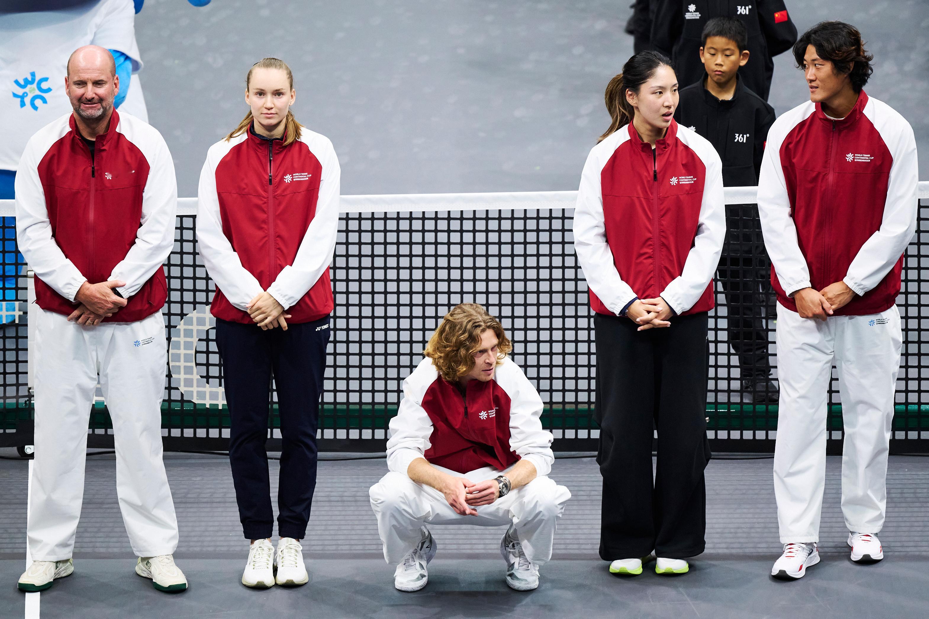 众人皆站我独蹲，此刻他是思想者卢布列夫！摄影：记者 李建艺网球