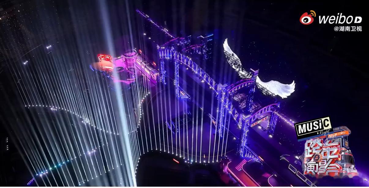 湖南跨年真开高铁了湖南卫视跨年催你上车 这样的创意只有湖南卫视才能做到！高铁站的