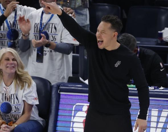 NBA总决赛，尼克斯对阵马刺的G4比赛中，出现了非常奇葩的一幕。马刺队瓦塞尔今天