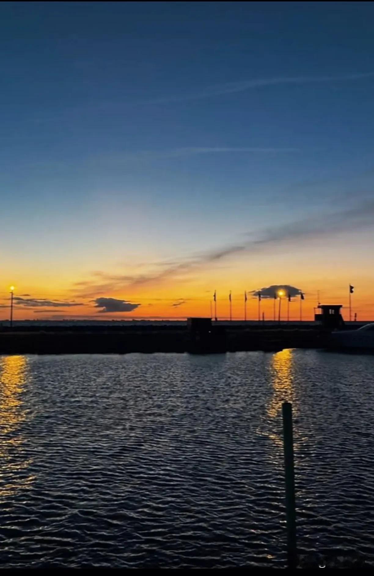 莎宝，你真的去看夕阳啦！是好美！
哎呀，同担发现的眼睛好犀利哈！
不看美照居然看