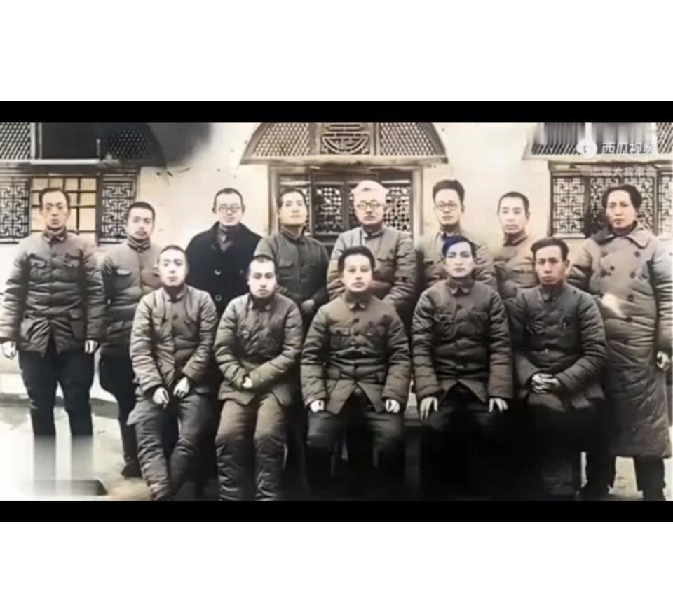 看到这张中国老革命家们的集体合影，瞬间就被带回了那个波澜壮阔的时代。照片里的他们