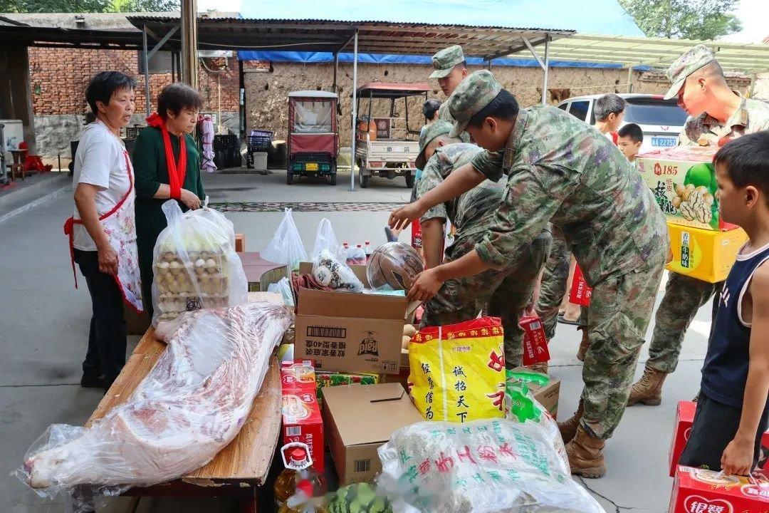 #铸剑中原[超话]##早安军营##原原说早晚安# “军民鱼水一家亲”！早[心] 