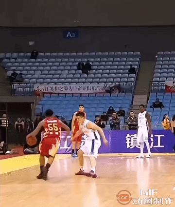 CBA暴力场面，陈磊造外援布朗肘飞+锁喉，布朗被驱逐出场。