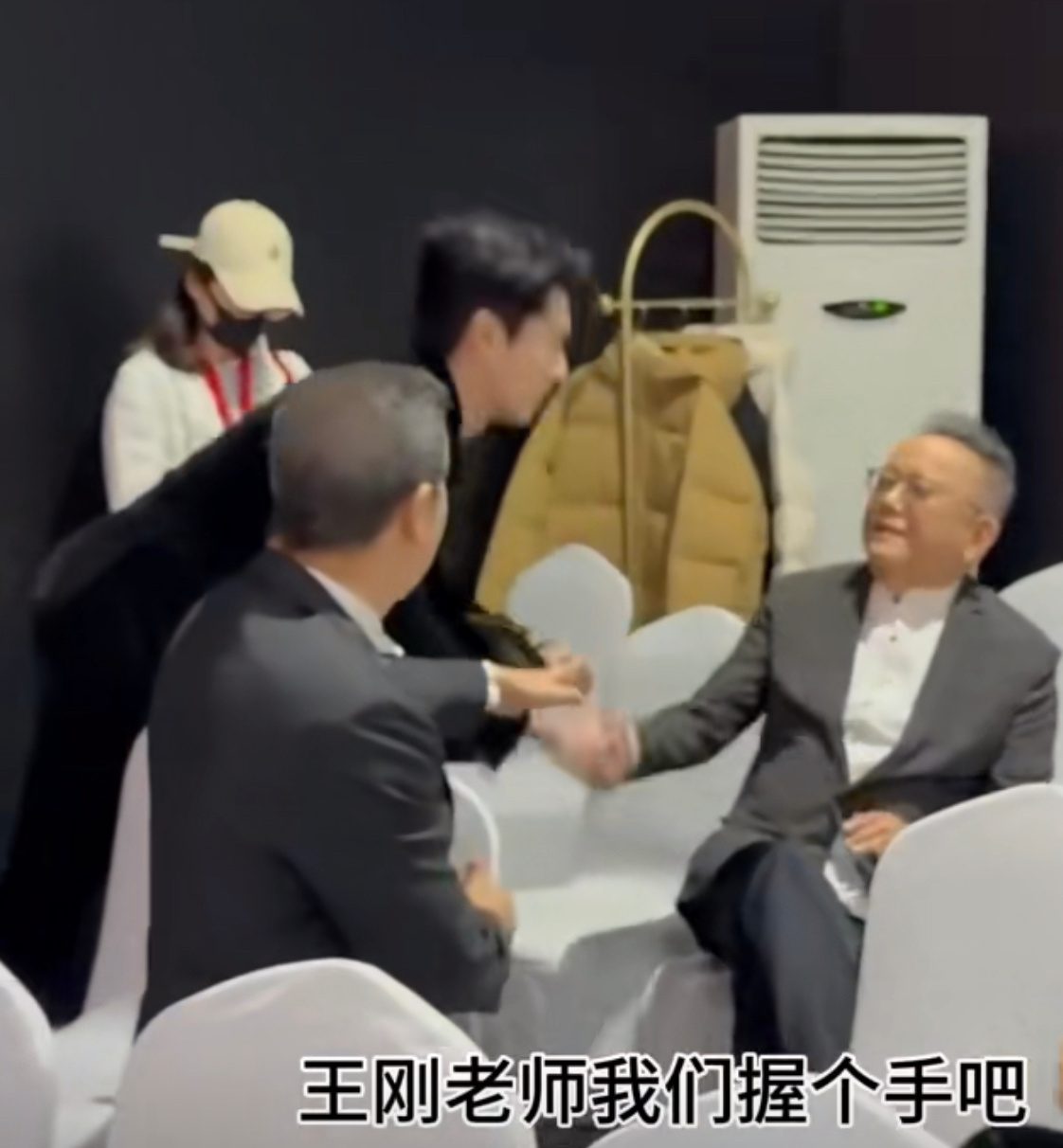 #张国立王鹤棣热聊# 、#王刚王鹤棣握手#王刚与王鹤棣，两代人的友谊，值得我们珍