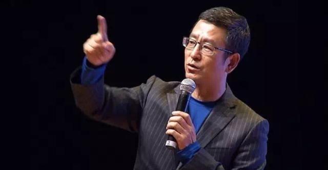 白岩松谈当代大学生现状：越是无知的人，就越觉得自己是超凡的
白岩松从小在内蒙古长