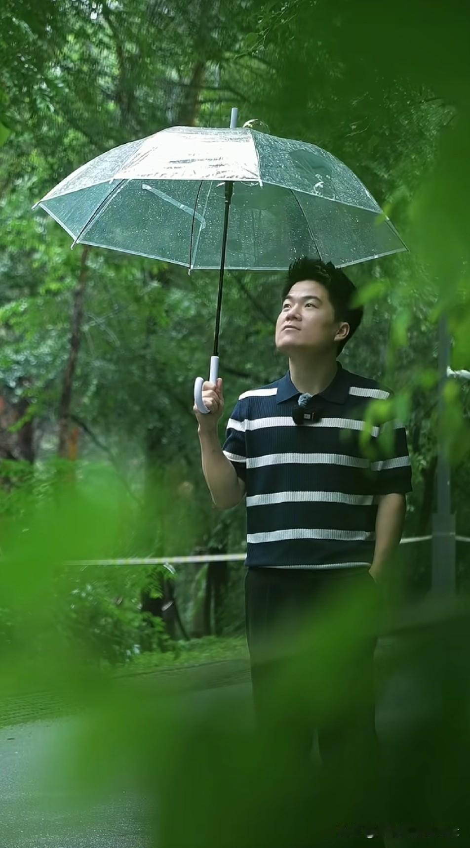 阅山河吉林行直播间外，还有一幕比风景都更值得被记住。
直播结束后，现场观众没有急