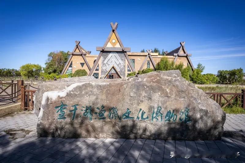 东北的湖还真不少。兴凯湖那可是相当有名，南北长100多公里，东西宽60多公里，正