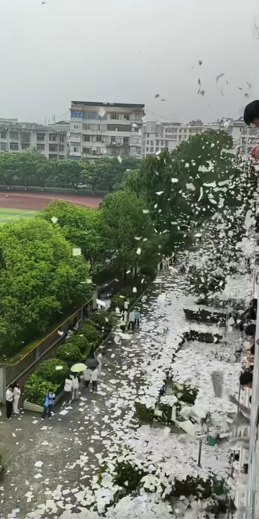 近日，湖南永州蓝山县某中学的高三毕业生做了一件“壮举”，引来了全校师生的围观。