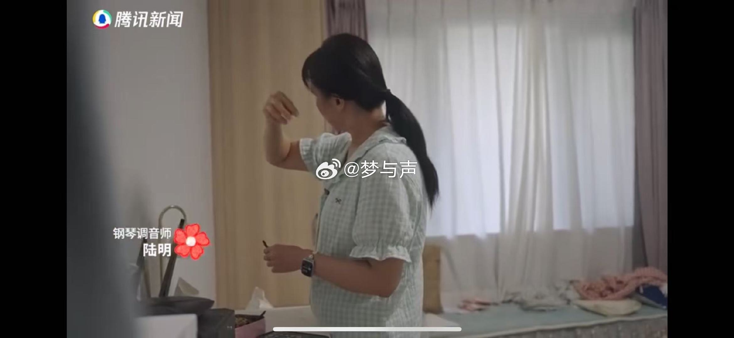 AI手把手教盲人女子化妆 盲人女子化不好妆被AI暖心安慰 盲人调音师陆明曾为化妆