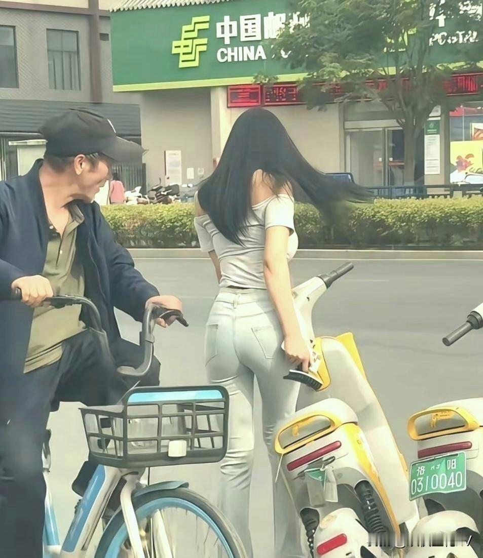 大爷你骑车要看路啊。