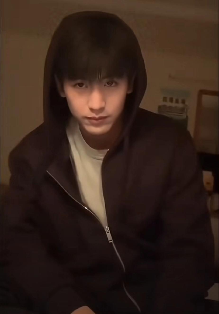 张凌赫读中学时有男同学在贴吧说张凌赫是小白脸，14岁的张凌赫留言问对方:“我是怎