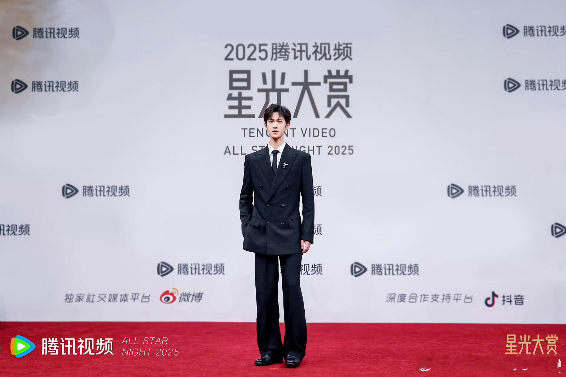 怎么才看到这张 这么长的西装竟一点都不压身高豹这身高真实打实的 