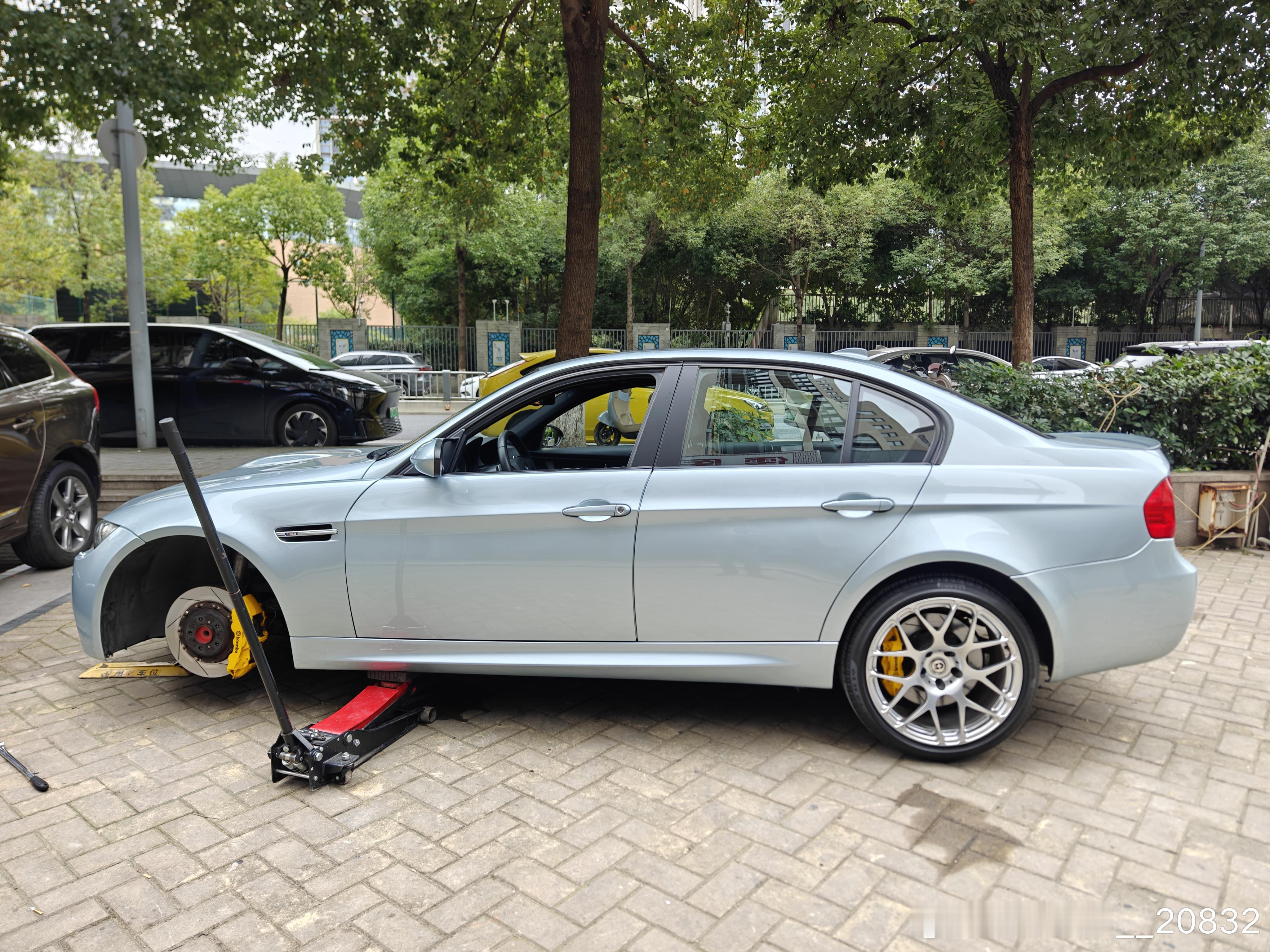 tr刚到，e90闹脾气了。 