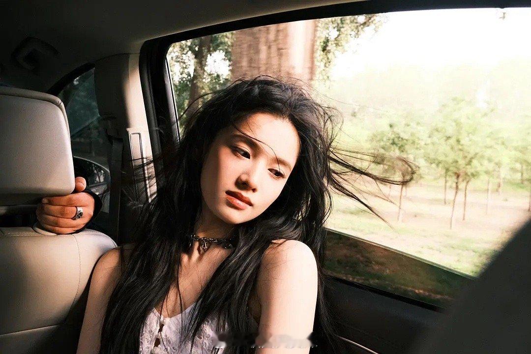 张婧仪怎么随便拍拍就是电影质感啊 风自然流淌在她的身上 车窗的神😇 ​​​