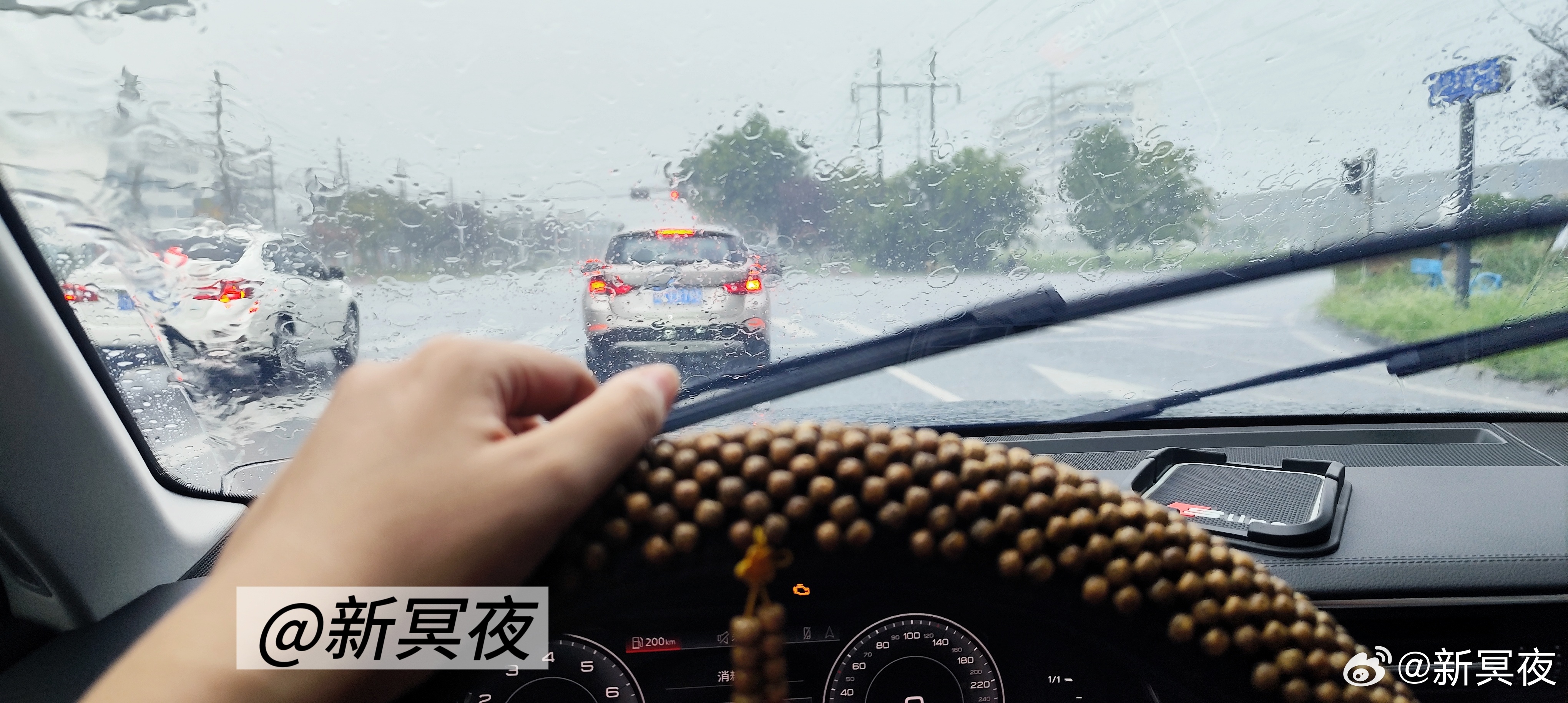 出去办事。开车开到一半突然下起超大的雨加冰雹。有那么一瞬间能见度几乎百分之40以
