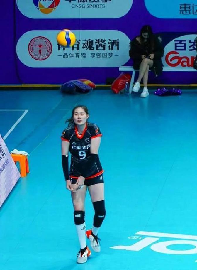 2025-2026赛季中国女排超级联赛揭幕战开球，备受关注的一场焦点比赛，天津女