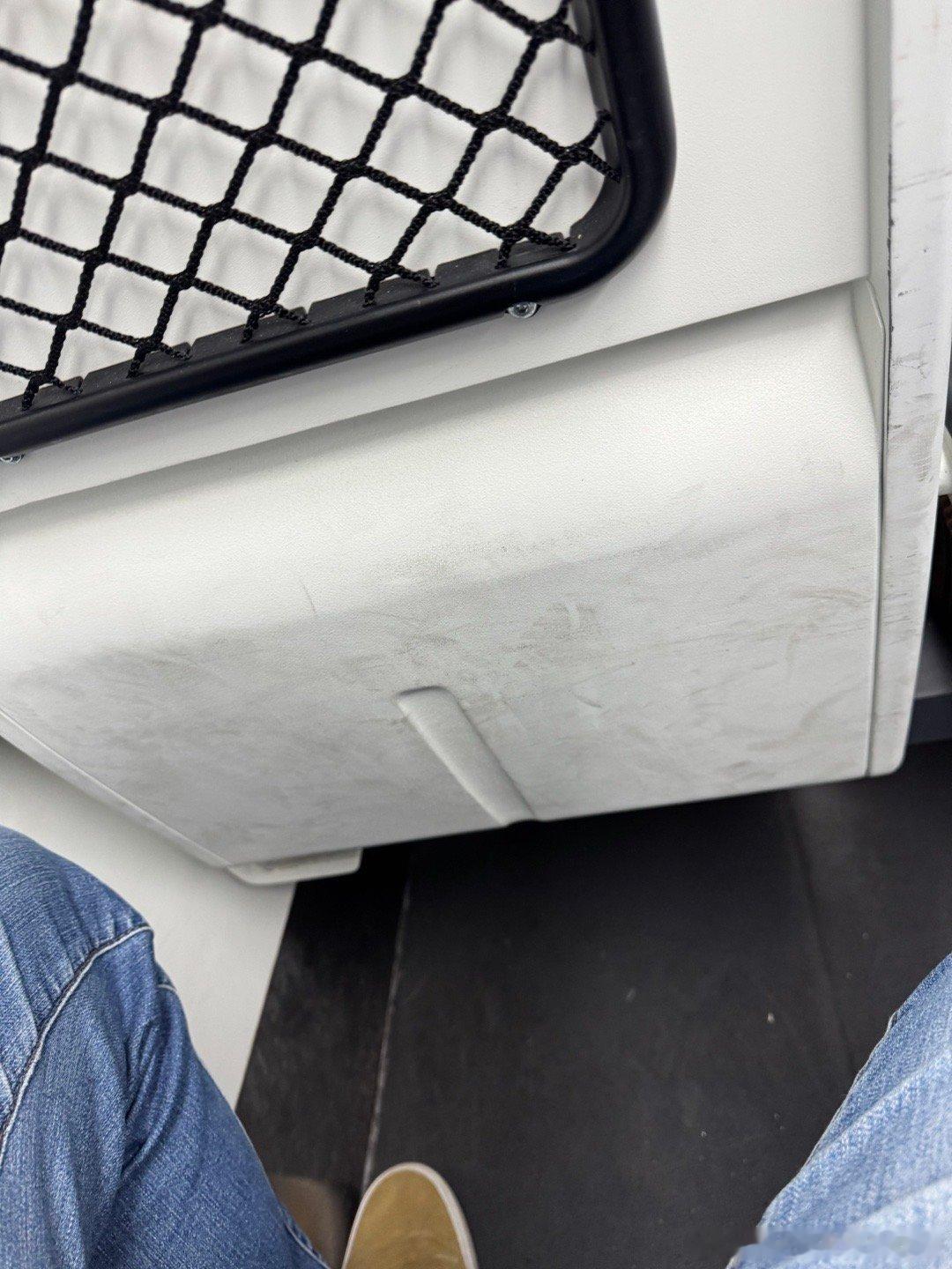 机场快轨，座位后面都被踩脏了有些人的脚真欠，就不能好好放着什么素质！万物皆可验 