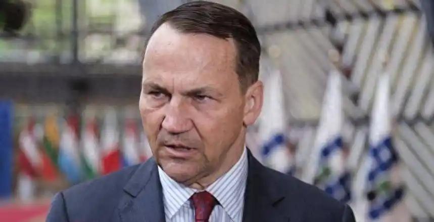 话术充满矛盾！
西科尔斯基一边警告俄罗斯，一边拆美国台，波兰开启对冲外交。
 