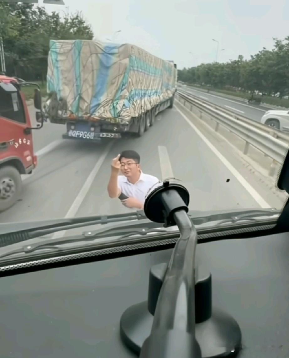 今天全网都在寻找这个竖中指的白衣男子，他的丑恶嘴脸表现的太嚣张了，面对这样的挑衅