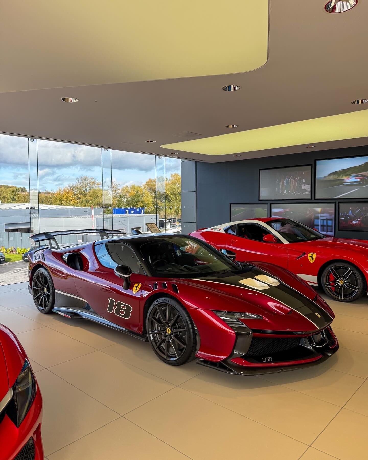 超棒的Rosso唇膏SF90 XX Stradale一款美丽的Rosso色调，拥