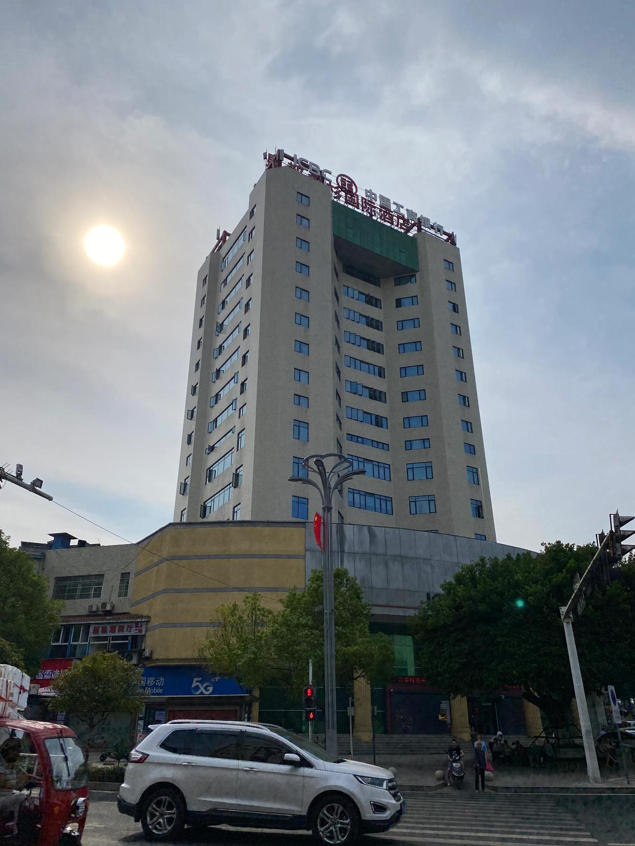 人生值得！
昨夜从北岸望南岸，
今晨从都市看鬼城。

住在市中心繁华地段名山大道