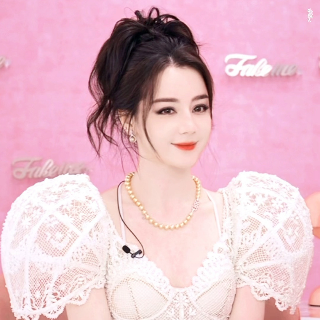 迪丽热巴工作室 审美天塌下来有迪丽热巴脸顶着。。我的注意力全在热巴美貌的五官上了