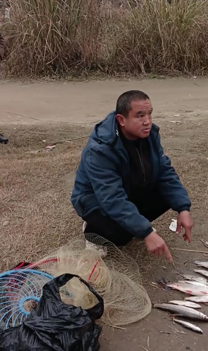 转几天了，终于抓到一个逮鱼的！非法逮鱼严重破坏渔业生存环境，必须严重处罚！我们的