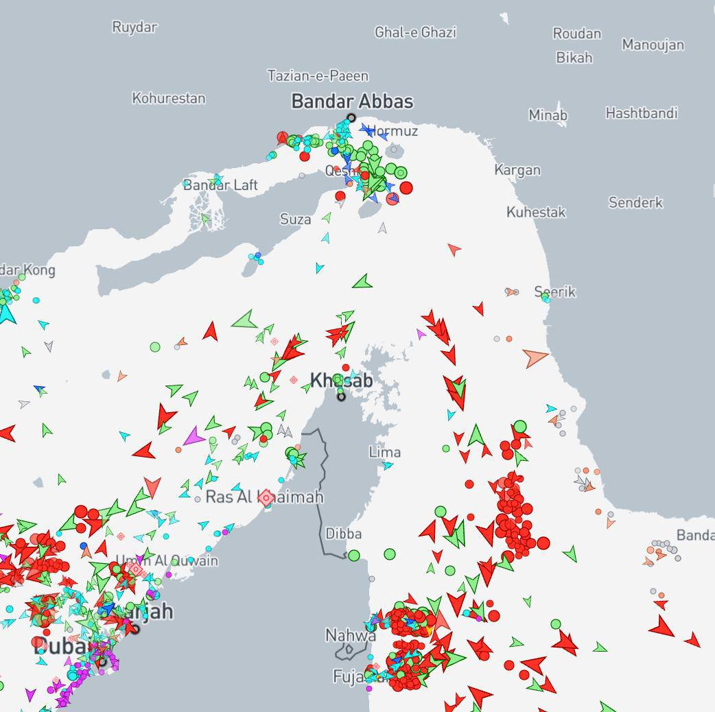 路透社报道，伊朗伊斯兰革命卫队海军通过甚高频无线电宣布，禁止船只穿越霍尔木兹海峡
