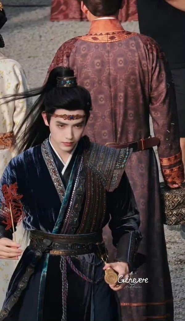 陈飞宇抹额造型白日提灯 骨相优越就是任性，抹额束发尽显少年风骨，清冷又坚毅，一眼