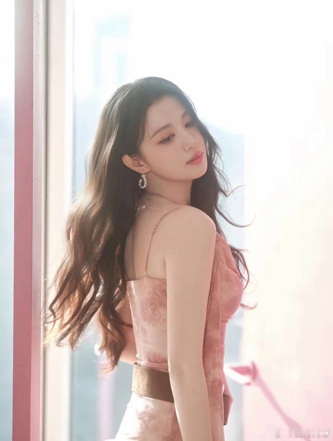 王楚然最新造型太吸睛！超短裙把逆天长腿秀得明明白白，这裙摆短得也太敢了 