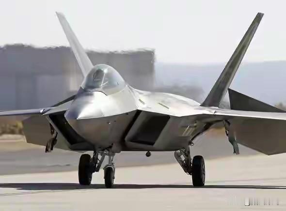 中东火药桶再添猛料！美军11架F-22隐形战机直接落地以色列南部，这可不是普通巡