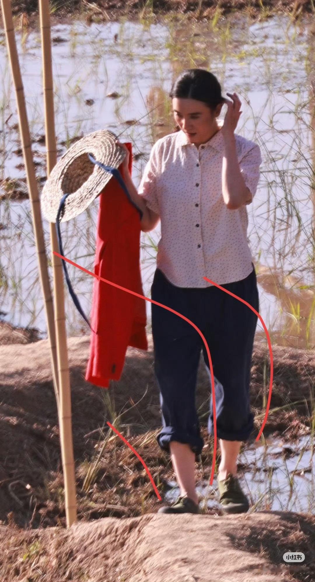 宋佳怎么美成这样了黑长直配旗袍，宋佳红毯惊艳回归！《芳名三九》杀青后状态拉满，温