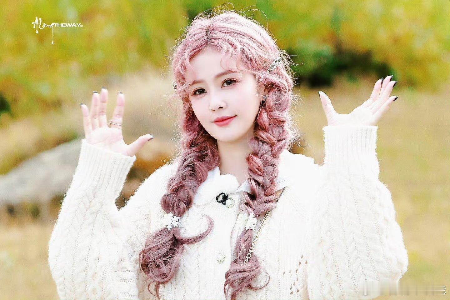 白鹿奔跑吧录制路透，粉色麻花辫 元气鹿酱[捂嘴哭][捂嘴哭][捂嘴哭]玩的开心啊