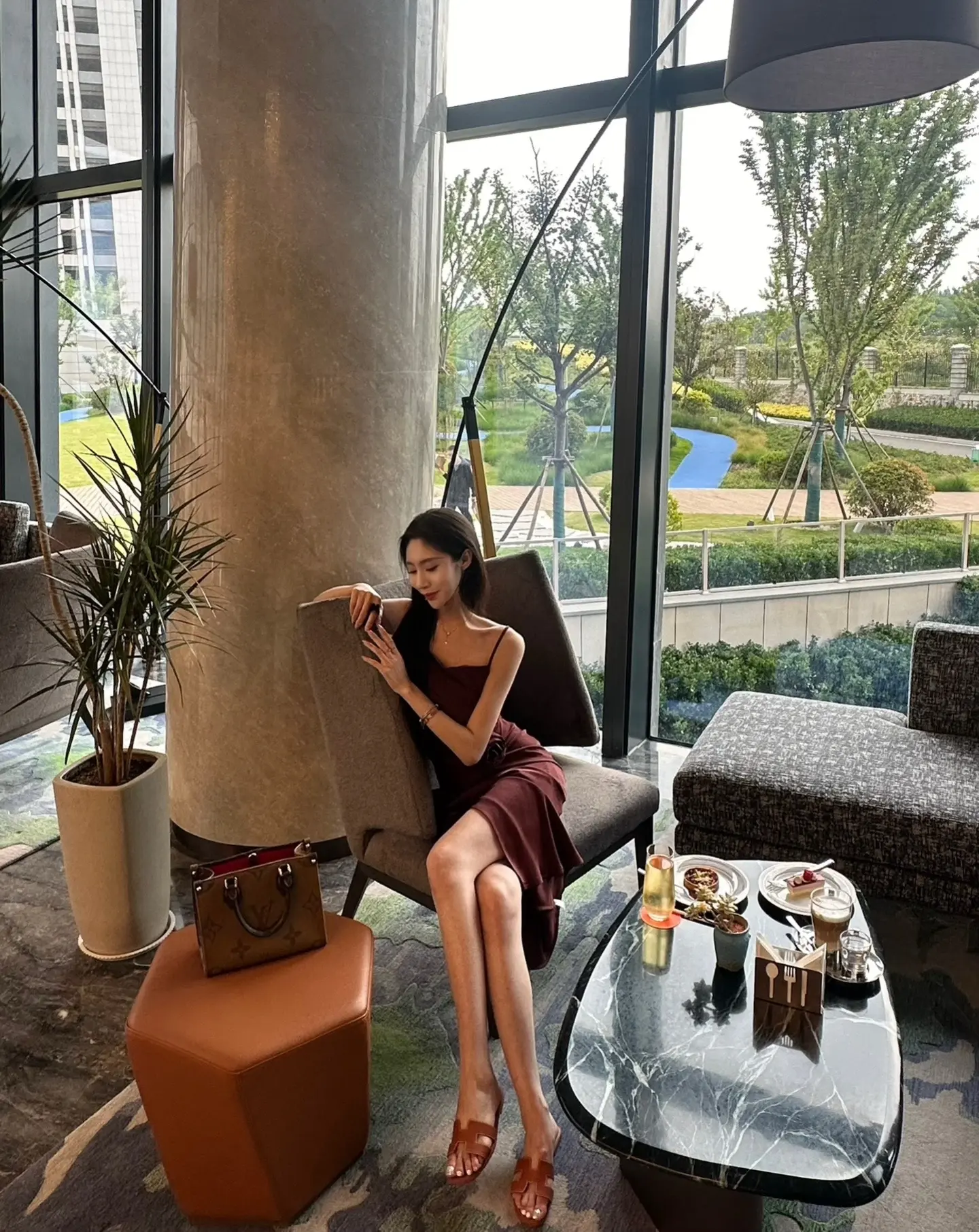 水是眼波横，山是眉峰聚。