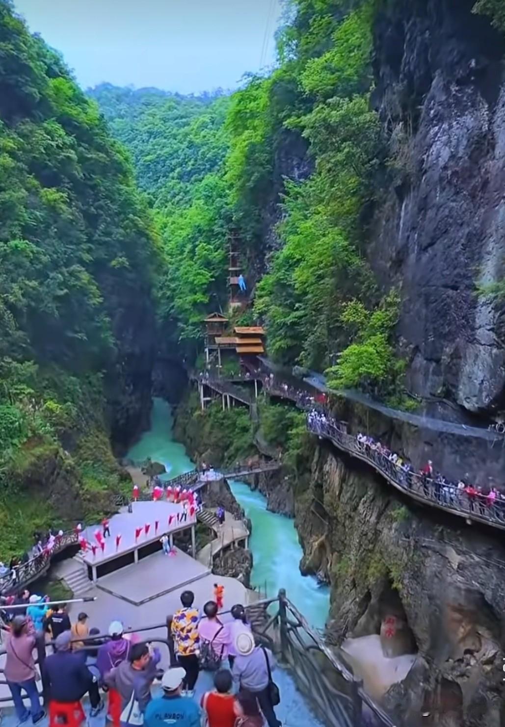 人生如逆旅，我亦是行人。驾驭命运的舵是奋斗，不抱有一丝幻想，不放弃一点机会，不停