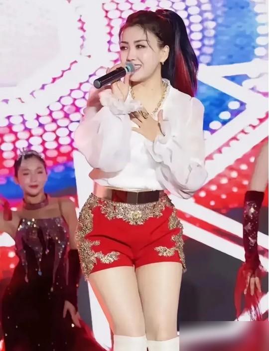 当年的王蓉，是给联合国献唱的创作才女。谁能想到，快50了，她会在县城商场里，一遍