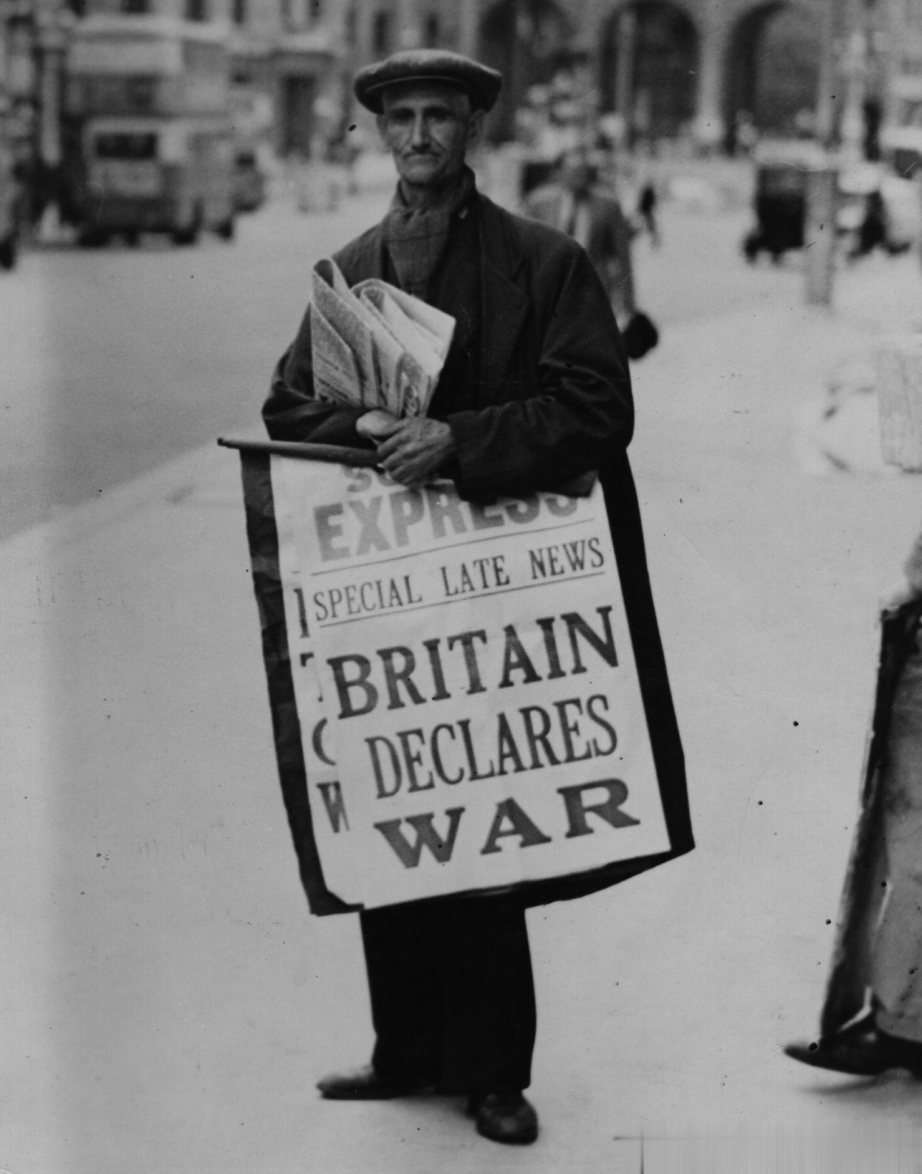 1939年9月1日，一个卖报者挎着很大的广告牌游走在伦敦街道上。牌子上是当日的号