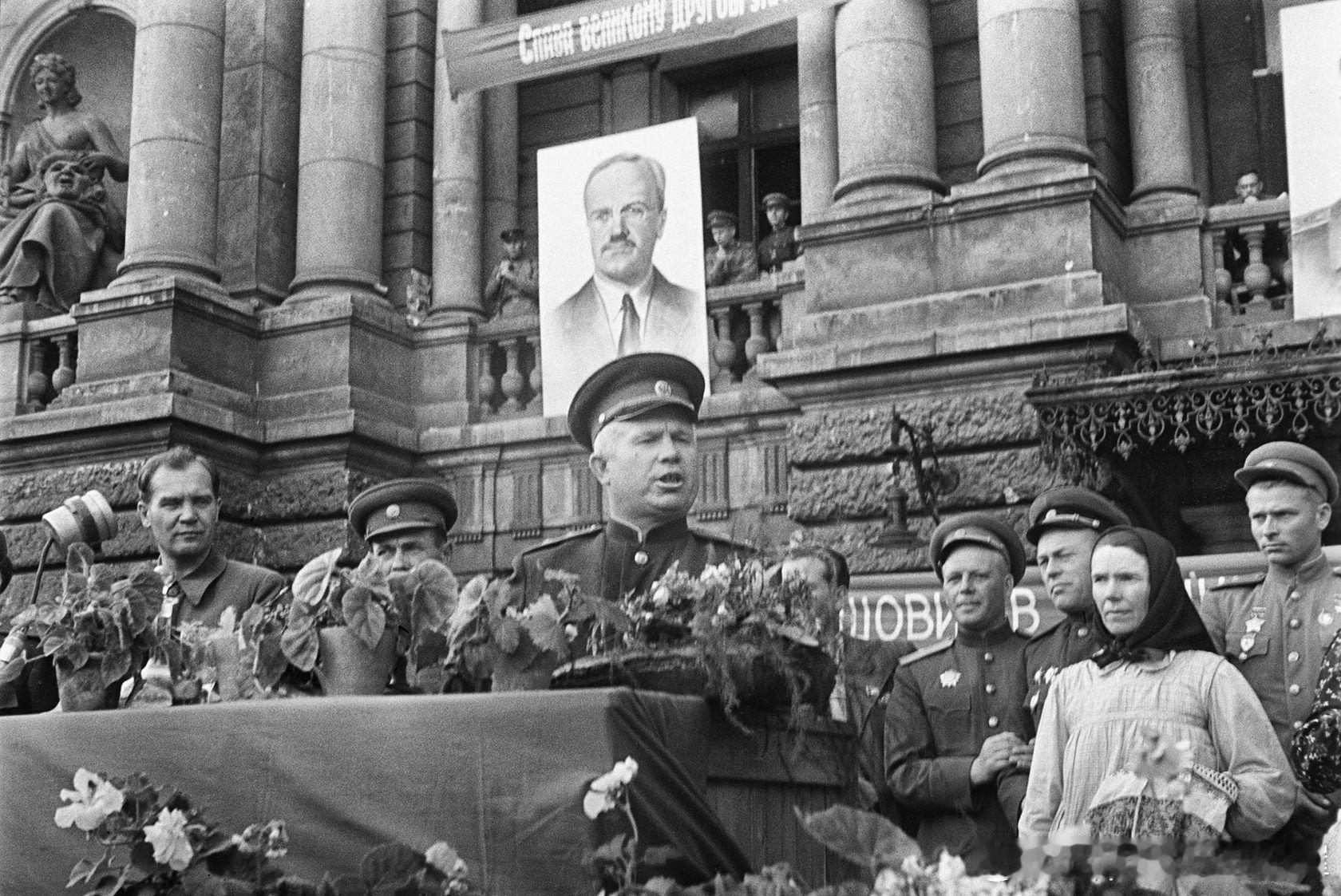 1944年8月29日乌克兰第1方面军军事委员会委员赫鲁晓夫中将在讲台上向解放的利