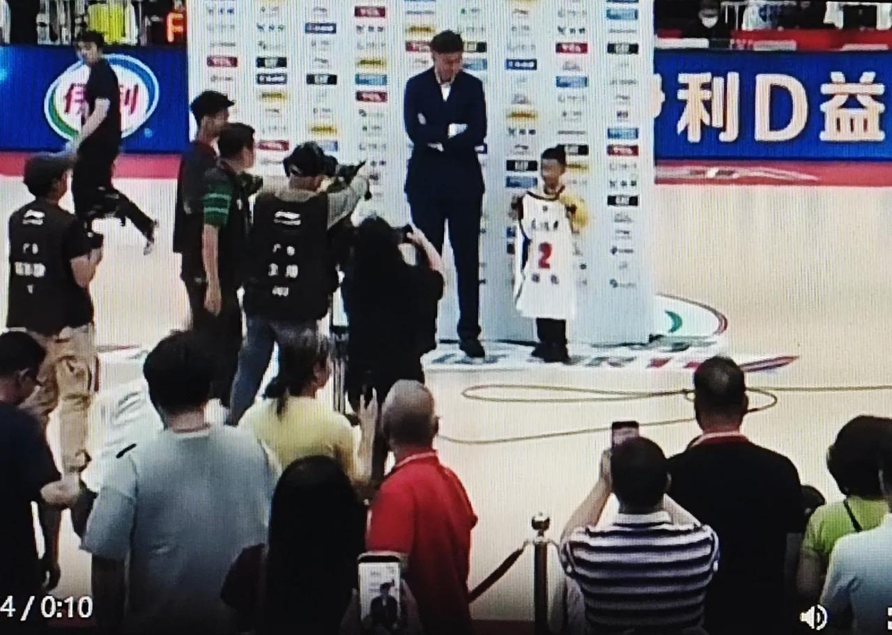 广东93-51大胜四川42分，末节陈家政独得20分，不愧全明星星锐MVP。
令人