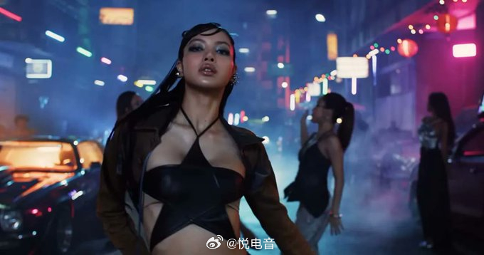 LISA 两年前的今天，LISA 的个人单曲《Rockstar》正式发行。该歌曲