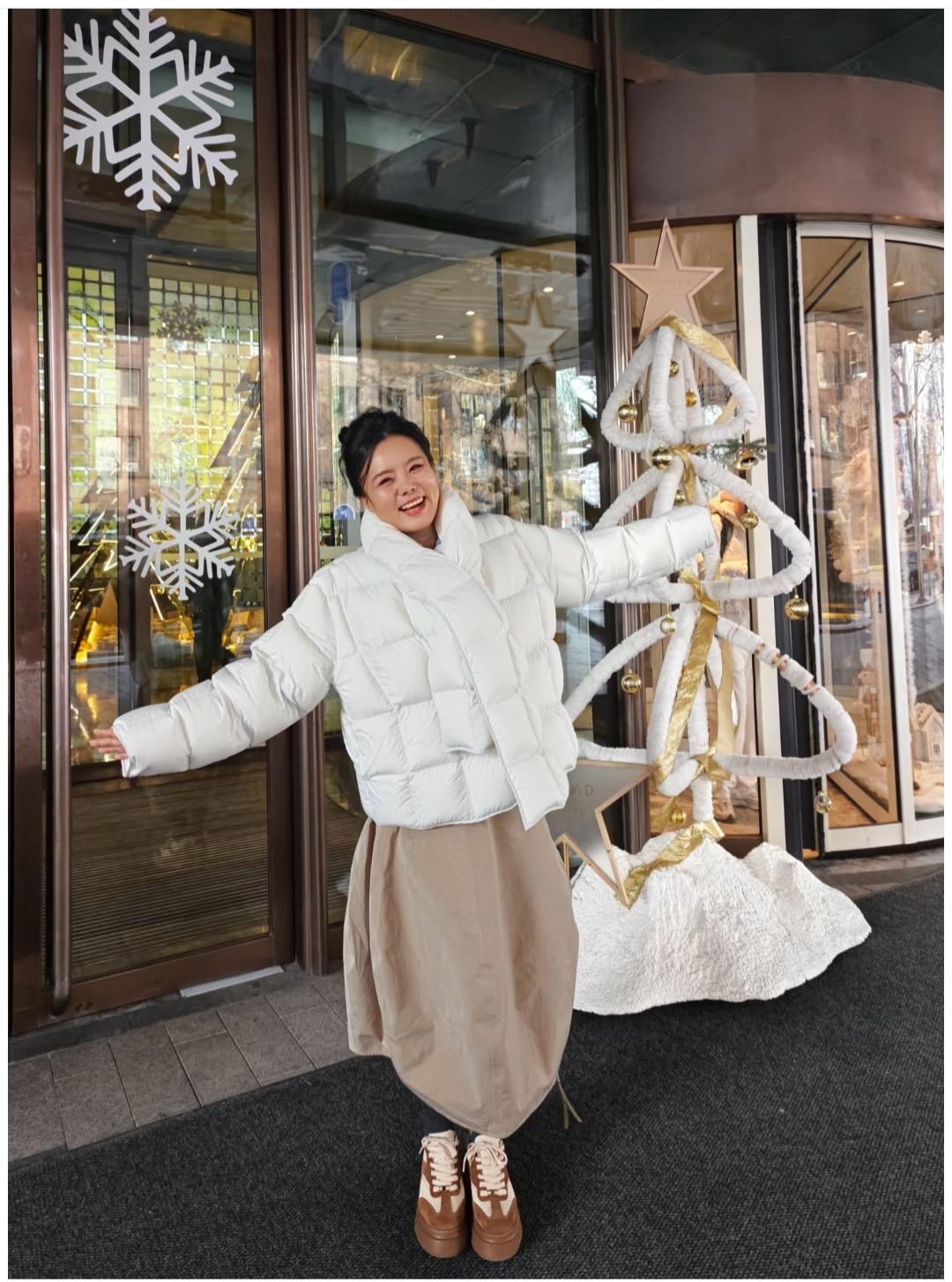 龚琳娜，状态越来越好，这身穿搭也显年轻漂亮。