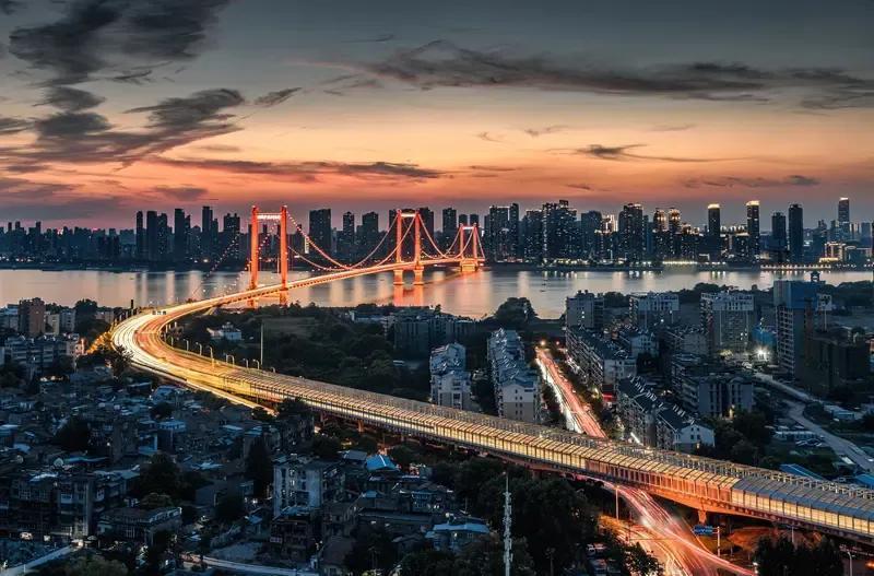 武汉经济数字方面也挺不错，2025年数字经济核心开票额达3542.47亿元同比增