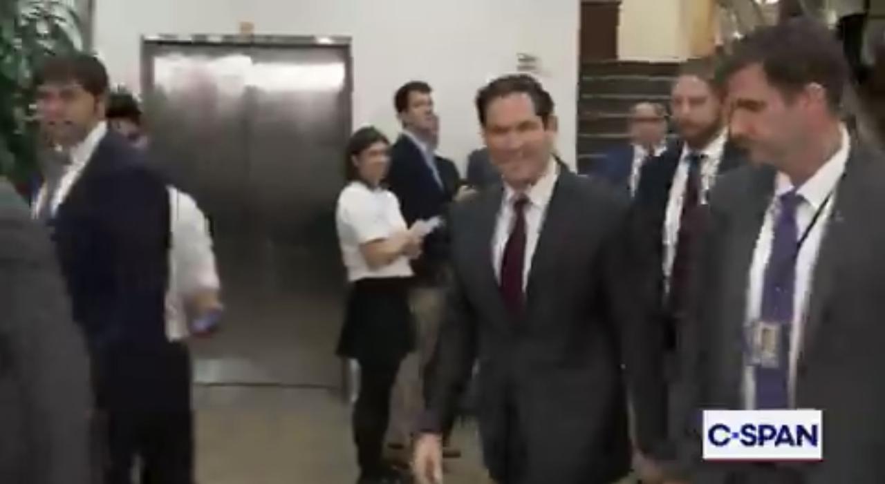 “请你对着镜头停一下好吗？”记者对国务卿卢比奥说

卢比奥：“我以前在这里工作的