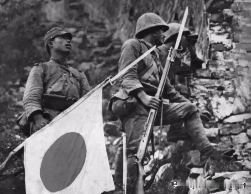 1943年鄂西会战最凶险的时刻，石牌要塞前线彻底陷入弹尽粮绝的绝境。驻守阵地的十