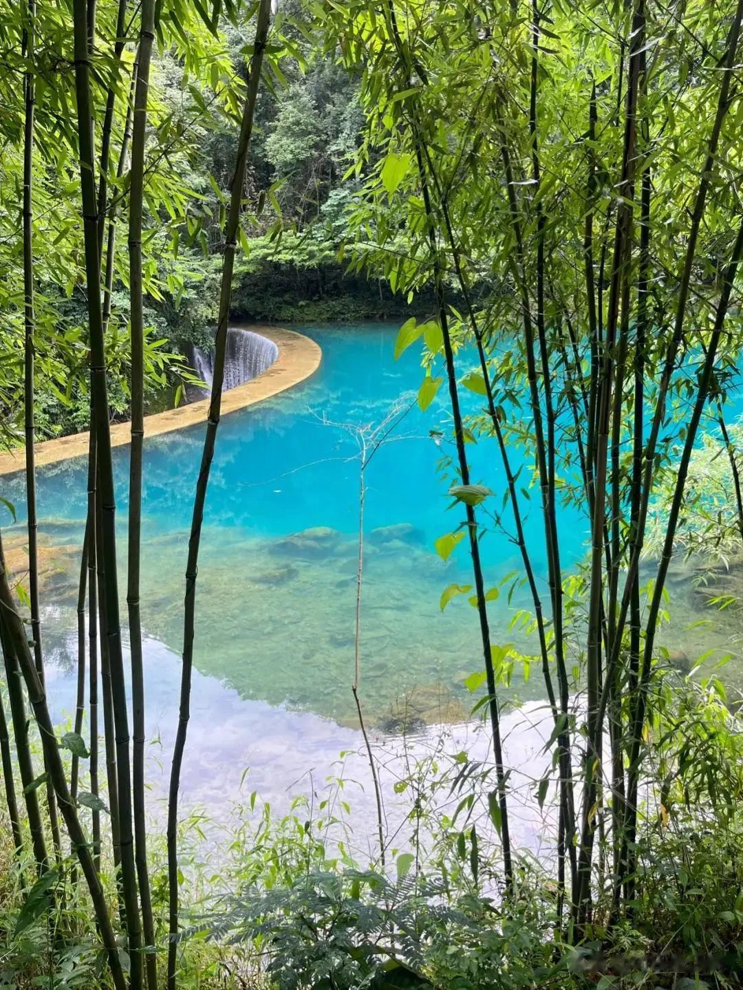 #大地之旅贵州黔东南#
荔波小七孔风景区，独具特色贵州是一个多彩的地方，拥有众多